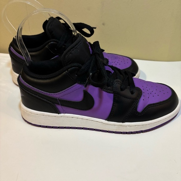 Air Jordan 1 Low Purple Venom/Black Boys Size 4.5 - Picture 3 of 9